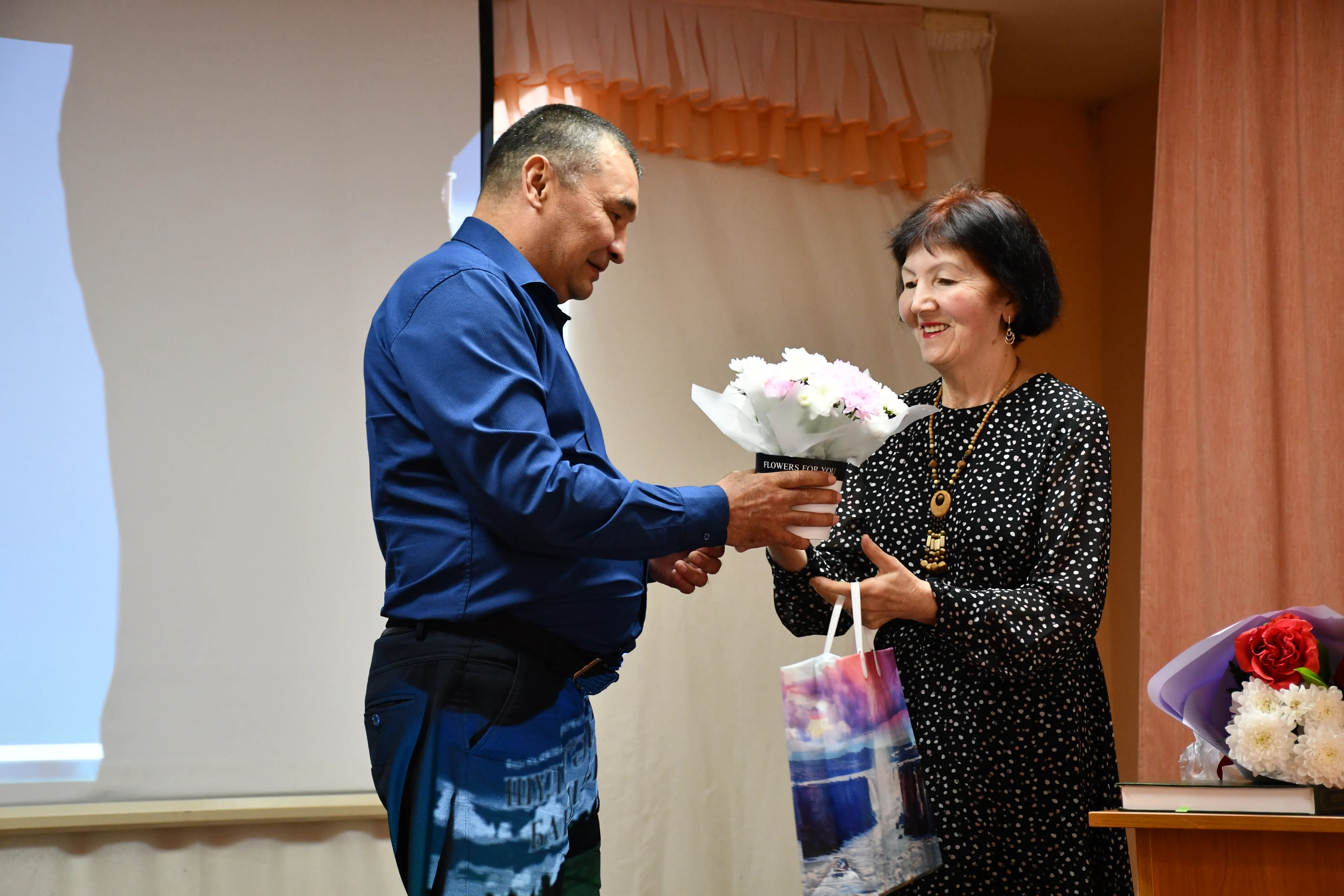 Күңелендә шиғыр, моң ғына...