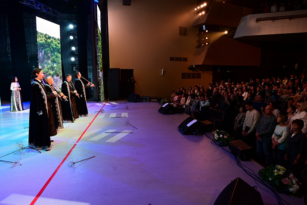 В День курая Радий Хабиров посетил концерт Государственного ансамбля кураистов