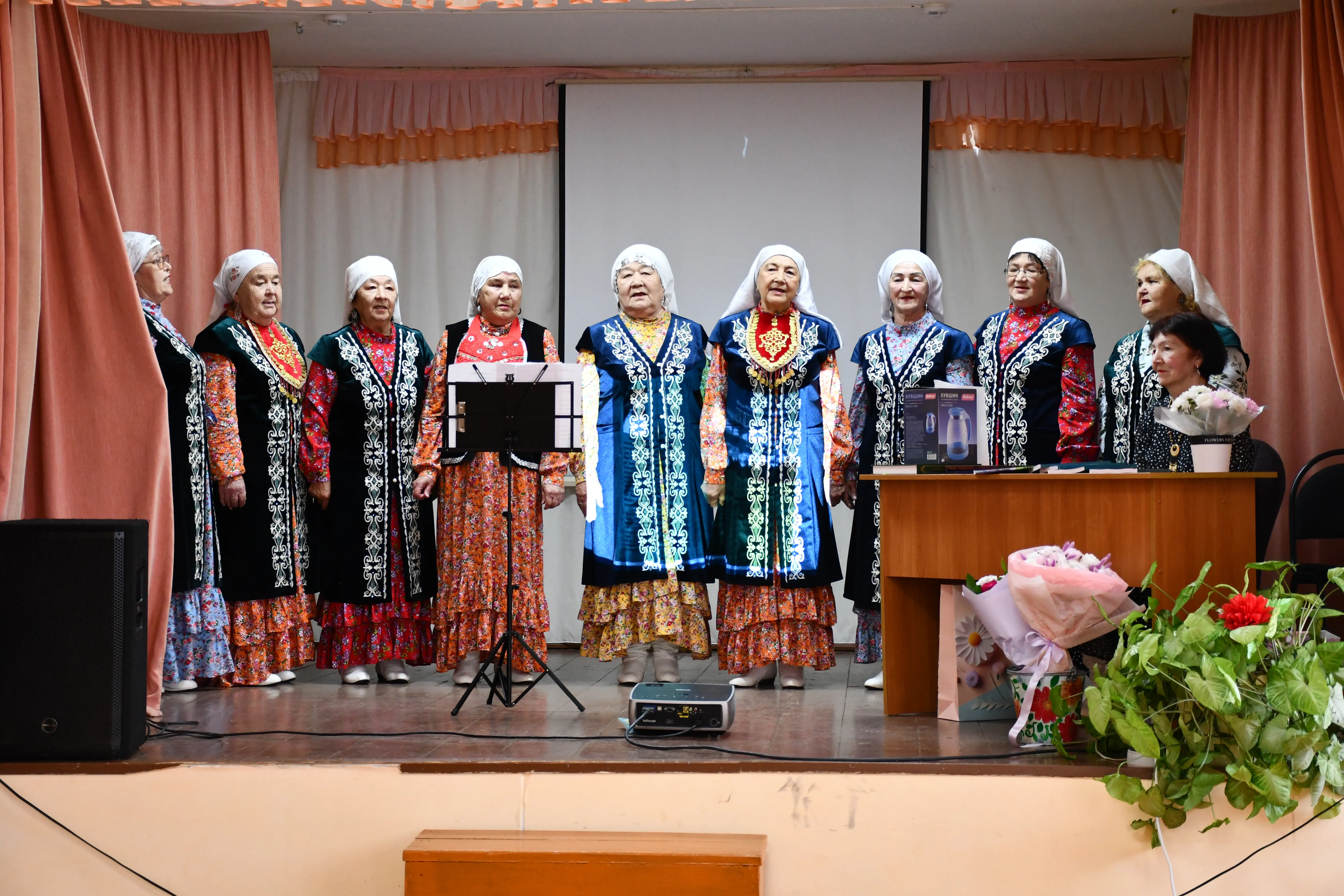 Күңелендә шиғыр, моң ғына...