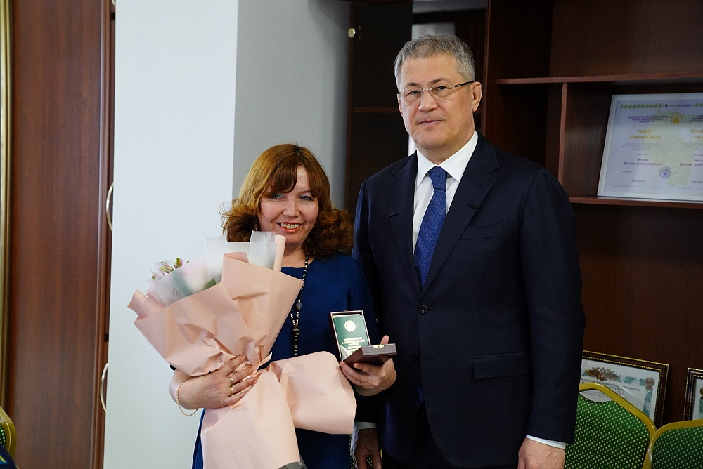 Радий Хәбиров Әбйәлилдән МХО-ла һәләк булған яугирҙарҙың ғаиләләре менән осрашты