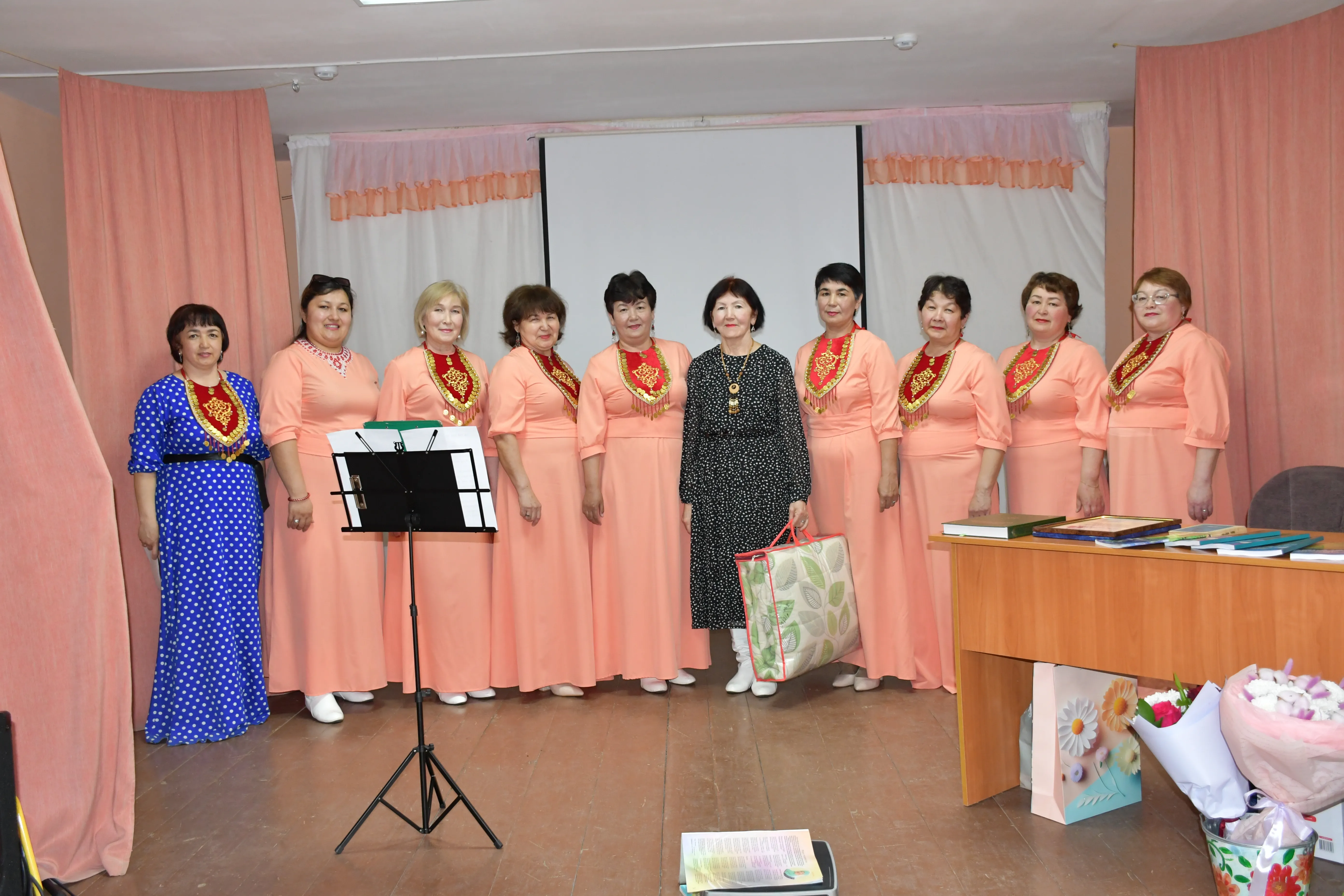 Күңелендә шиғыр, моң ғына...