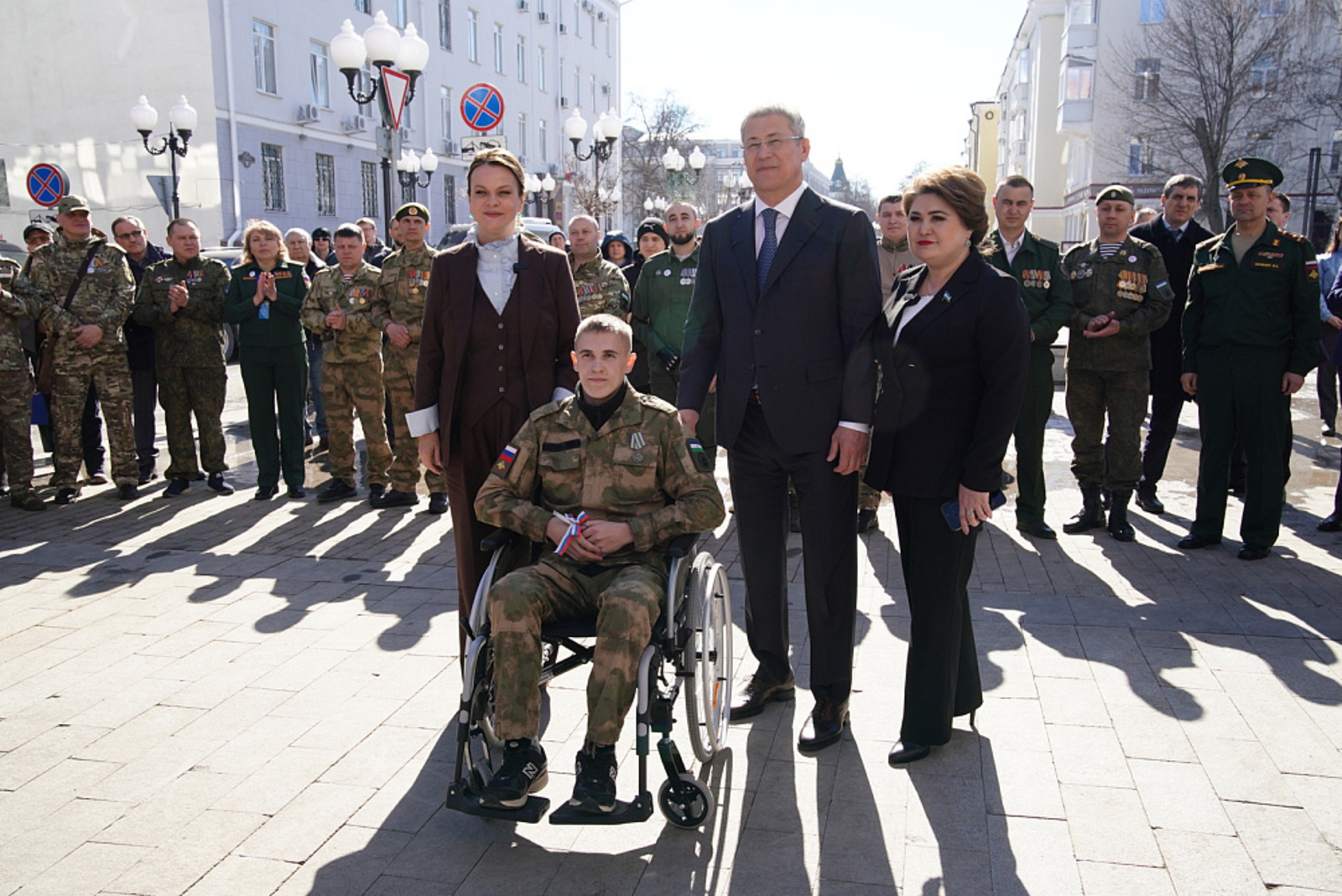 Радий Хабиров и Анна Цивилева вручили ветеранам СВО ключи от автомобилей