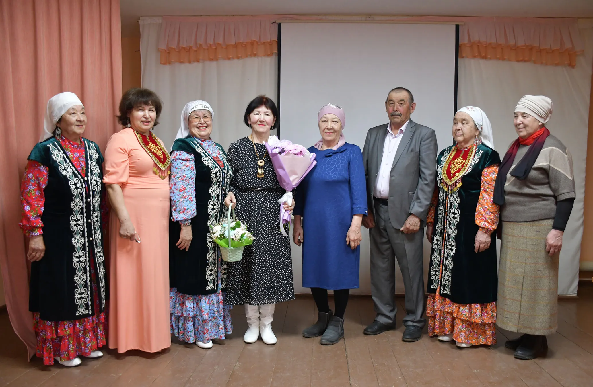 Күңелендә шиғыр, моң ғына...