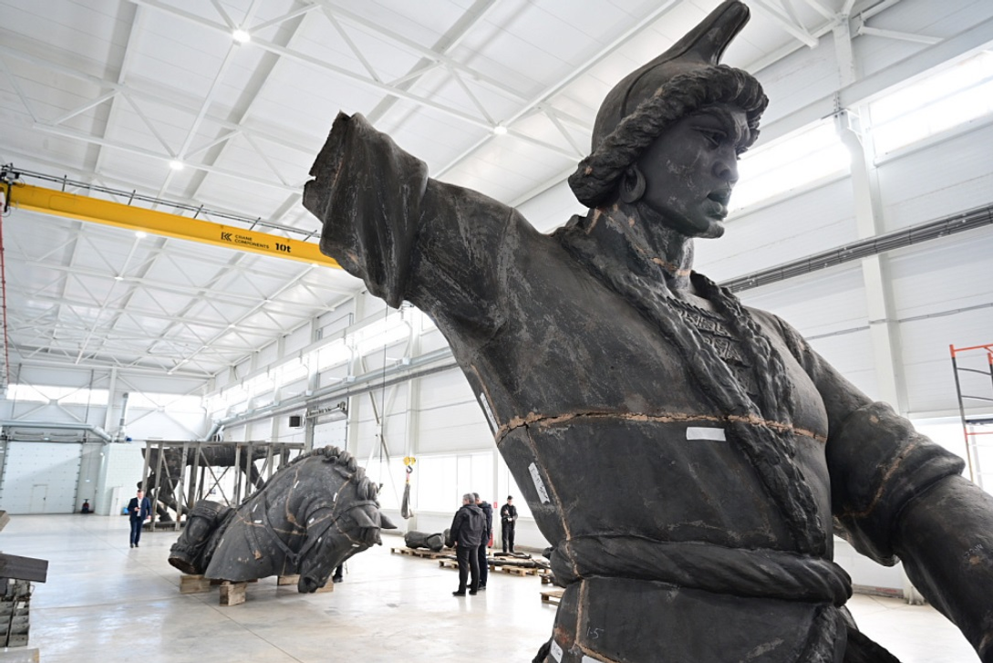 Радий Хәбиров Салауат Юлаев һәйкәлен реставрациялау барышы менән танышты