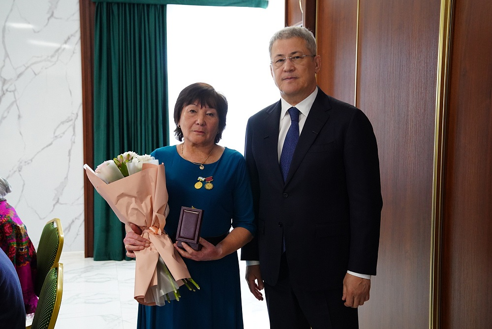 Радий Хәбиров Әбйәлилдән МХО-ла һәләк булған яугирҙарҙың ғаиләләре менән осрашты