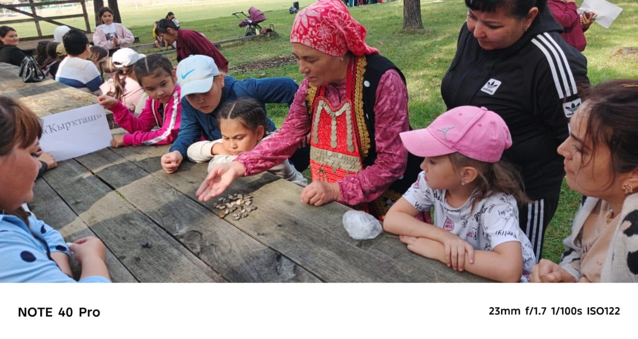 Мәктәп ата-әсәләр менән бергә...уйнай