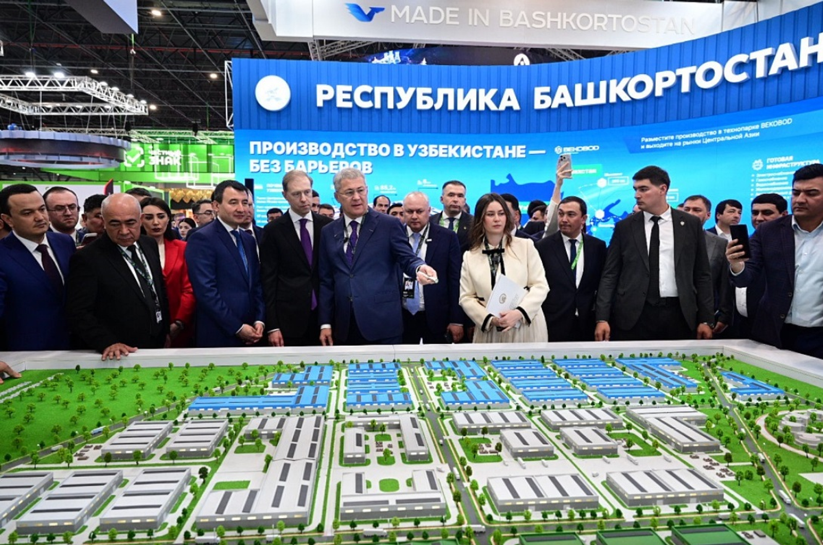 Хәбиров «ИННОПРОМ. Үҙәк Азия» күргәҙмәһендә Башҡортостан стенды менән таныштырҙы