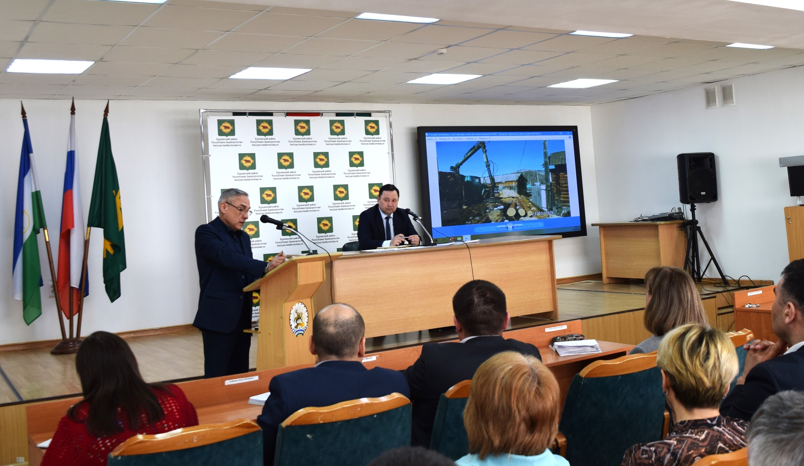 Көн ҡаҙағында – янғын, эттәр мәсьәләләре, Иҫке Монасип биләмәһенең көнитмеше