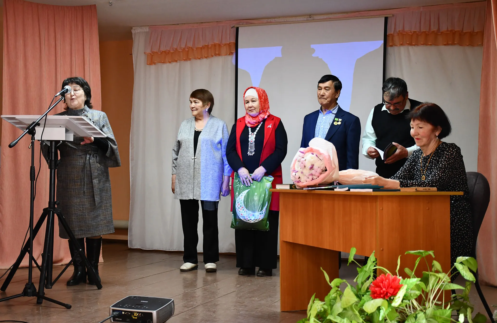 Күңелендә шиғыр, моң ғына...