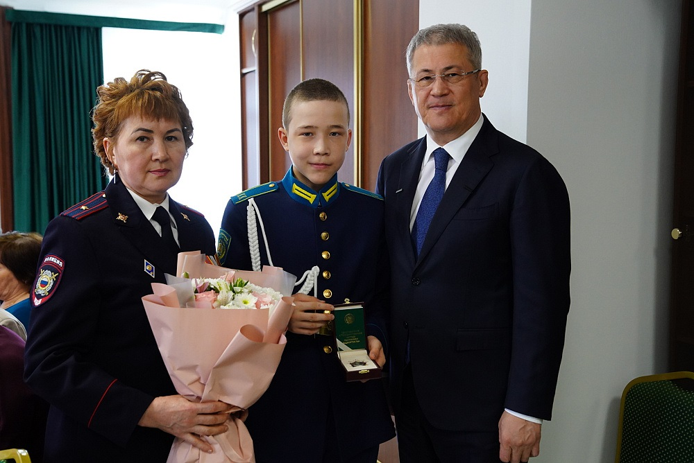 Радий Хәбиров Әбйәлилдән МХО-ла һәләк булған яугирҙарҙың ғаиләләре менән осрашты