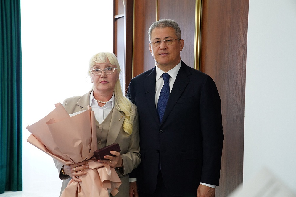 Радий Хәбиров Әбйәлилдән МХО-ла һәләк булған яугирҙарҙың ғаиләләре менән осрашты