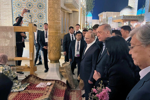 Путин и другие лидеры стран ШОС прогулялись по Самарканду