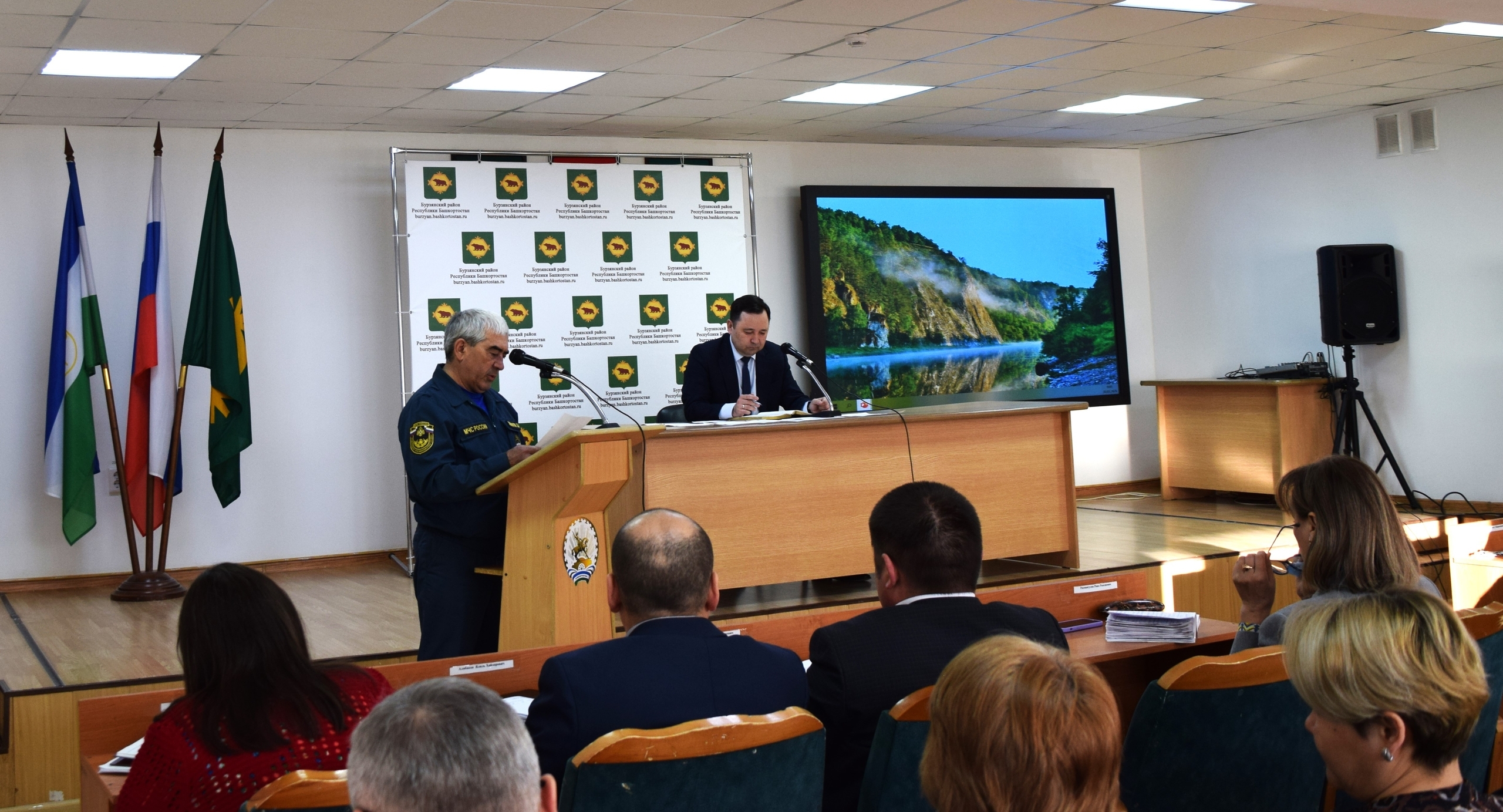 Көн ҡаҙағында – янғын, эттәр мәсьәләләре, Иҫке Монасип биләмәһенең көнитмеше