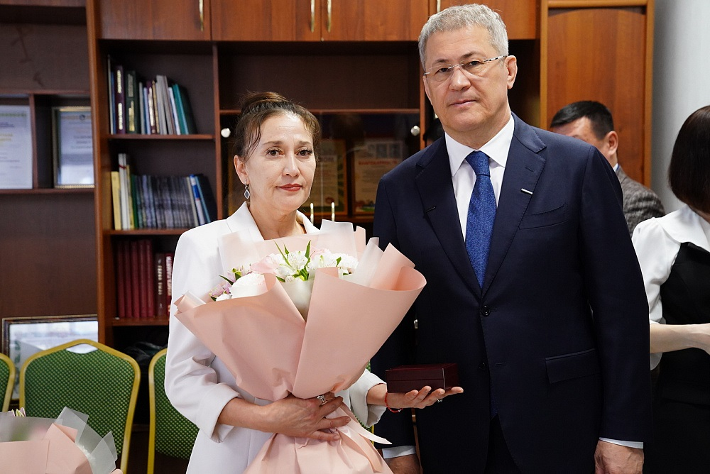 Радий Хәбиров Әбйәлилдән МХО-ла һәләк булған яугирҙарҙың ғаиләләре менән осрашты