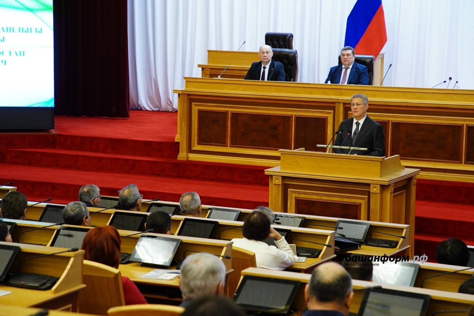 Р. Хәбиров рәхмәт белдергән матбуғат хеҙмәткәрҙәре араһында “Таң” гәзите вәкилен