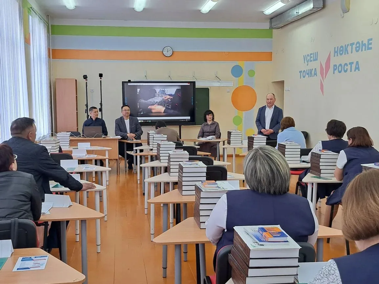 “Атайсал” проекты сиктәрендә мәктәптәргә китаптар тапшырылды