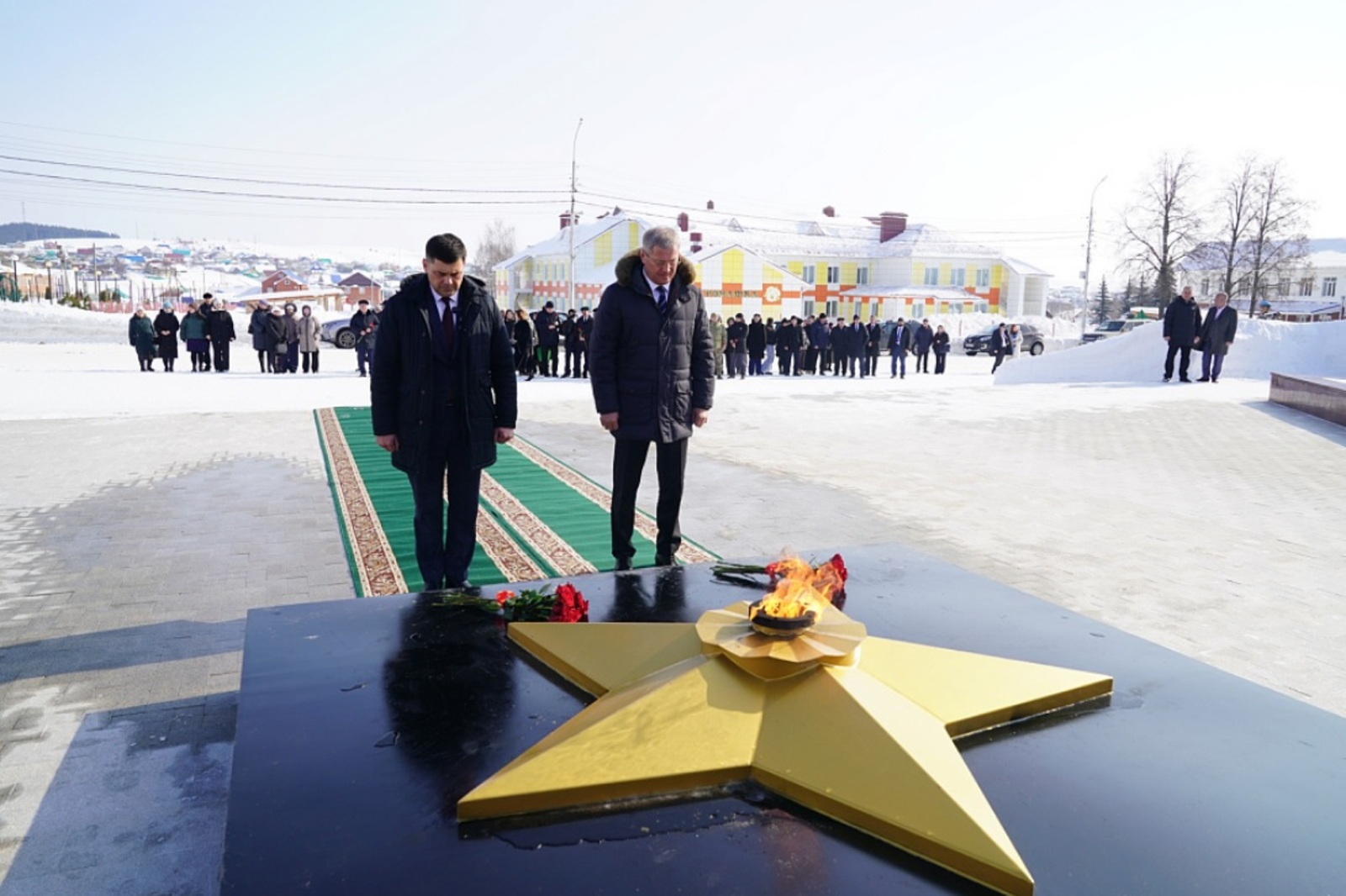Радий Хәбиров Үрге Тәтешле ауылындағы «Ватанды һаҡлаусылар» мемориалына сәскәләр