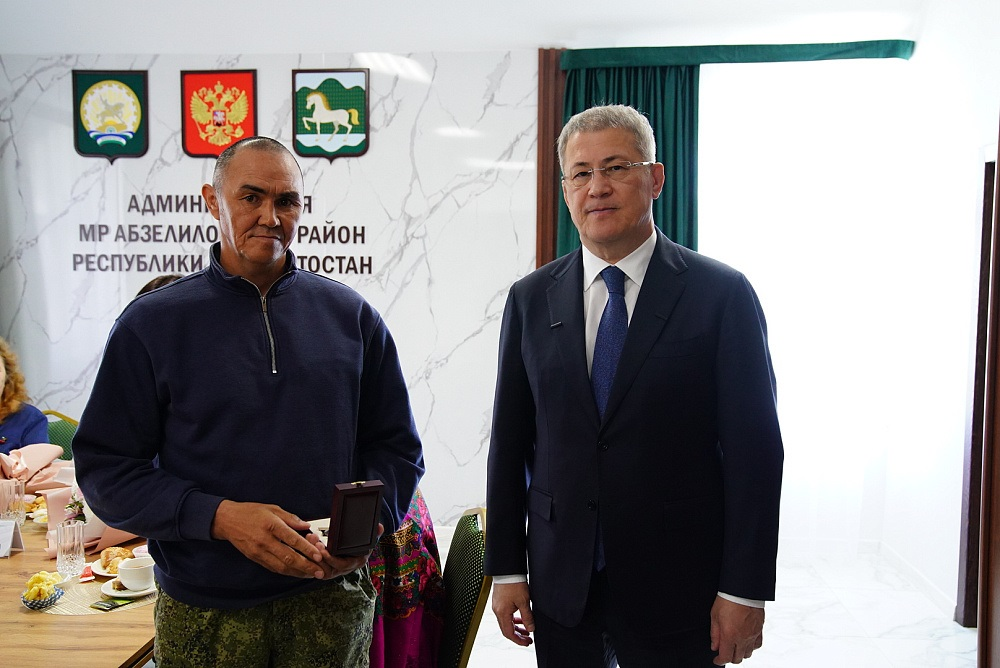 Радий Хәбиров Әбйәлилдән МХО-ла һәләк булған яугирҙарҙың ғаиләләре менән осрашты