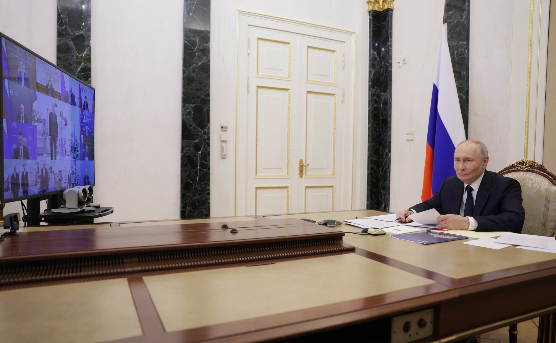 Вдадимир Путин Хөкүмәт ағзалары менән кәңәшмә үткәрҙе