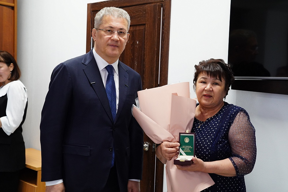 Радий Хәбиров Әбйәлилдән МХО-ла һәләк булған яугирҙарҙың ғаиләләре менән осрашты