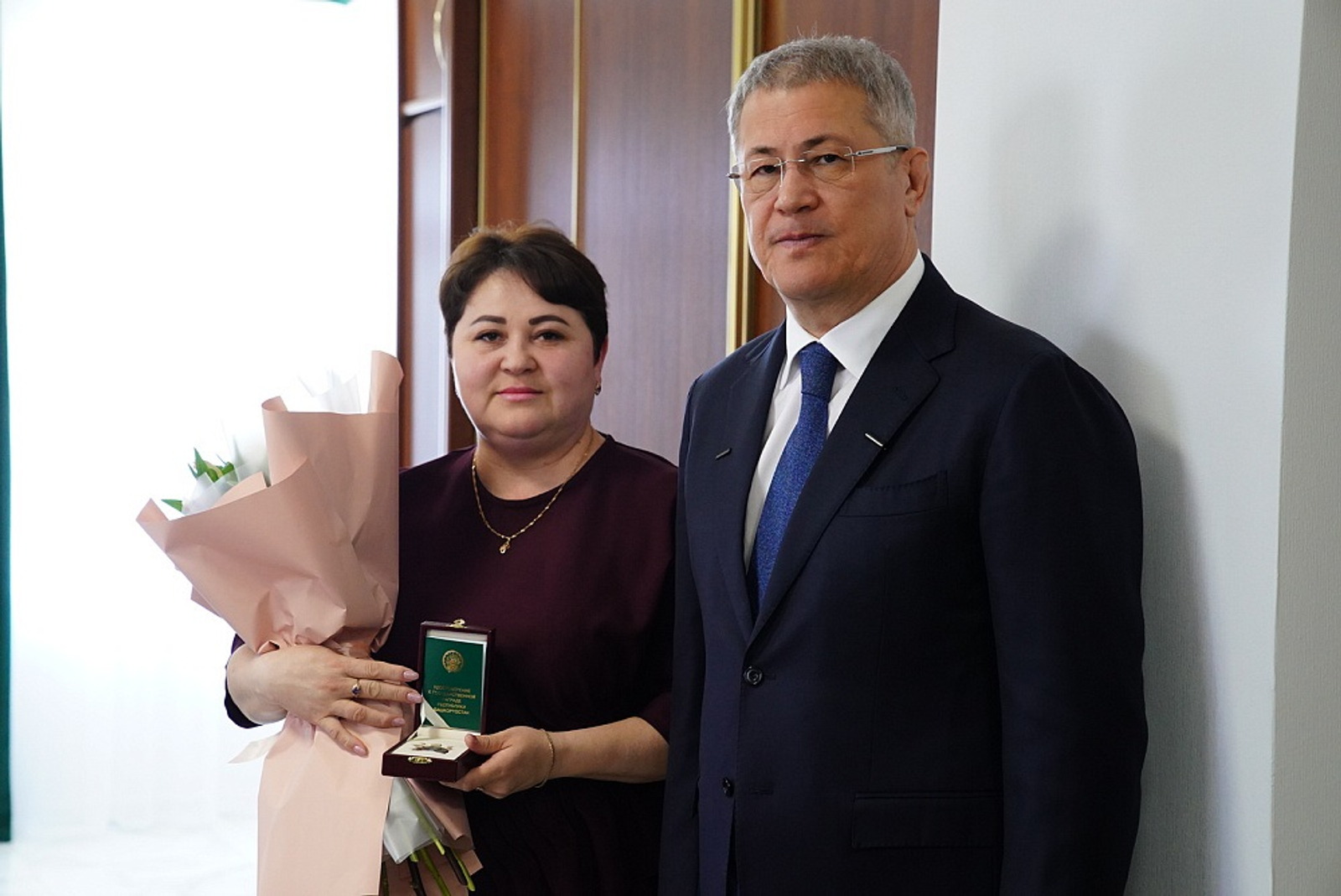 Радий Хәбиров Әбйәлилдән МХО-ла һәләк булған яугирҙарҙың ғаиләләре менән осрашты