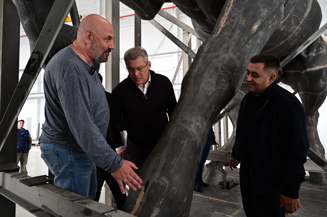 Радий Хәбиров Салауат Юлаев һәйкәлен реставрациялау барышы менән танышты
