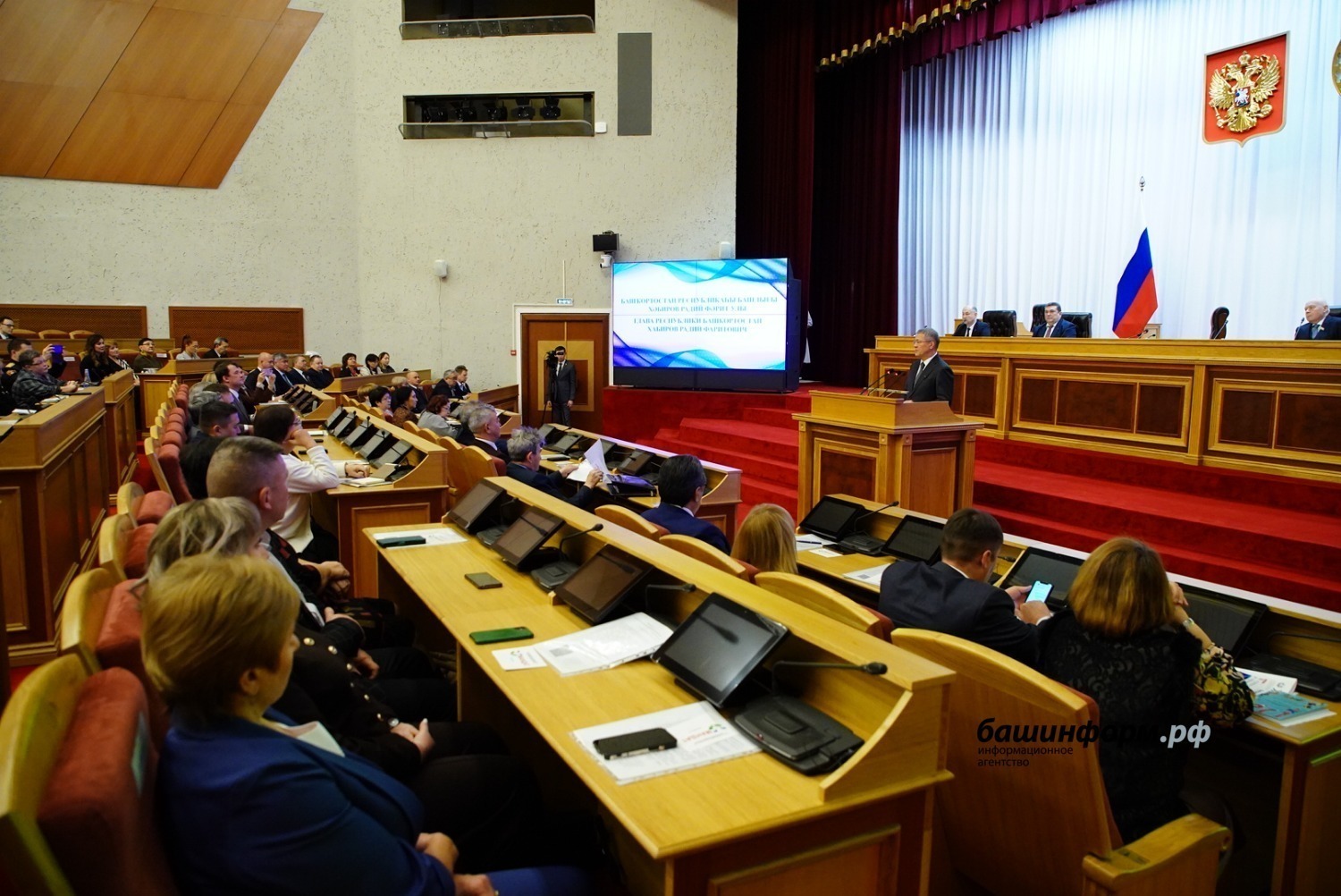 Р. Хәбиров рәхмәт белдергән матбуғат хеҙмәткәрҙәре араһында “Таң” гәзите вәкилен